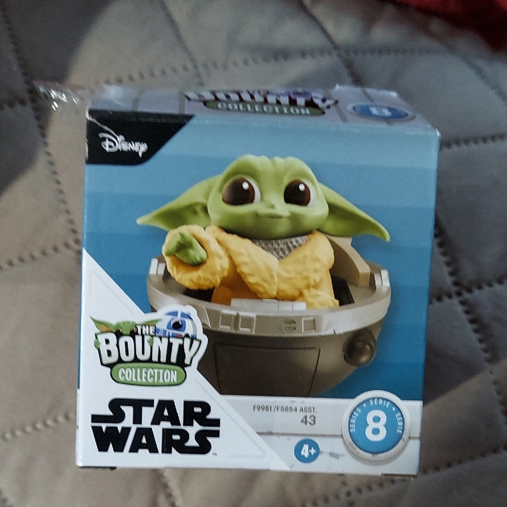 Star Wars The Bounty Collection - Green and Tan Baby Yoda Figure
